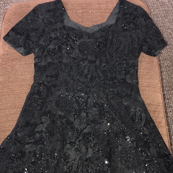 🐥Nite Kraze cocktail dress. Sparkly - Picture 2 of 7